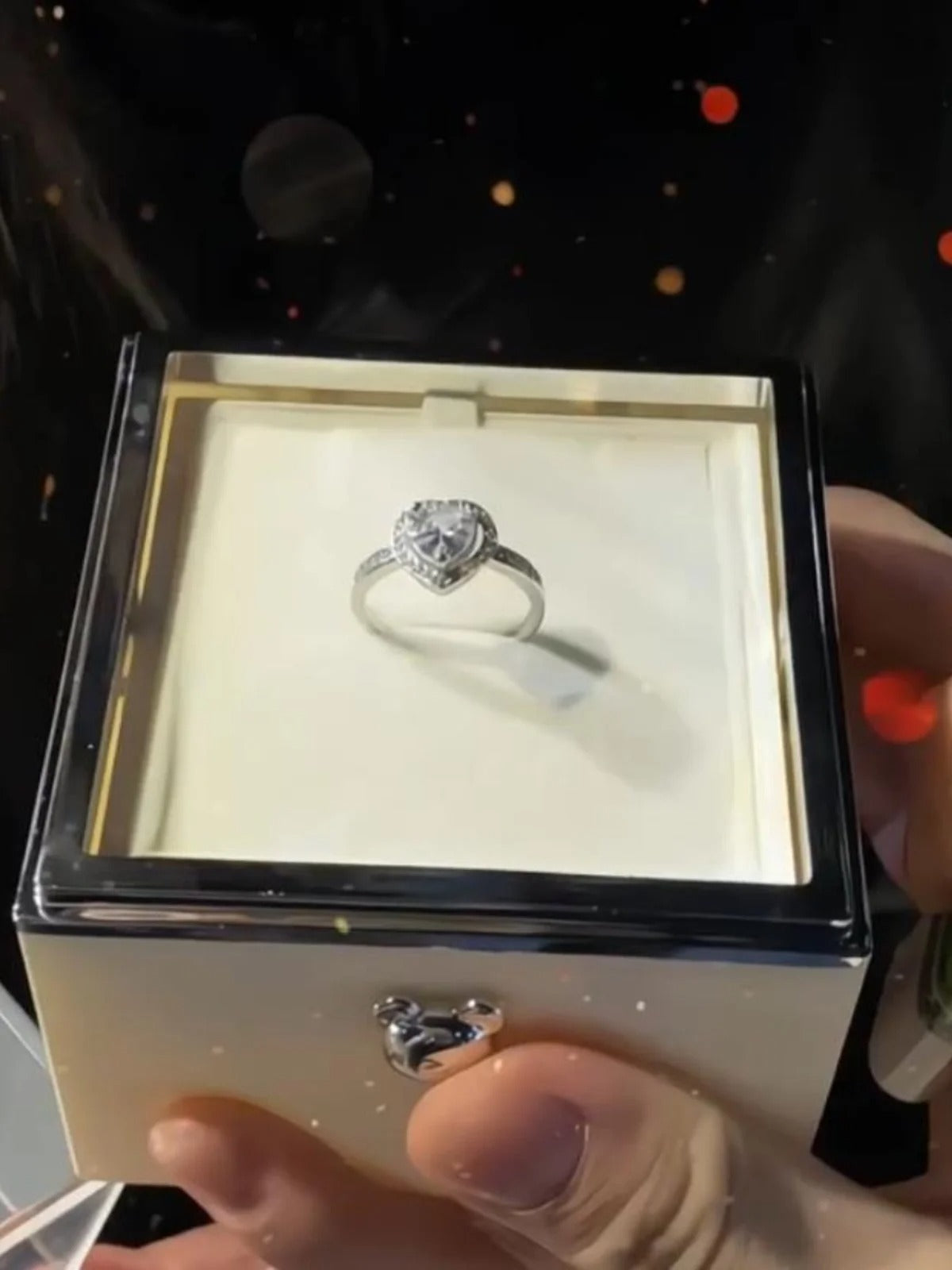 Dönerek Açılan Sürpriz Mumlu Yüzük Kutusu